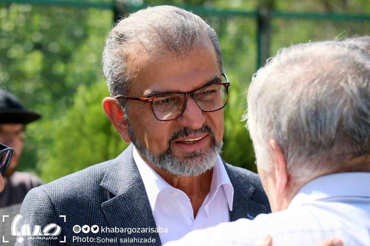 عکس آقای مجری قدیمی در مراسم تشییع