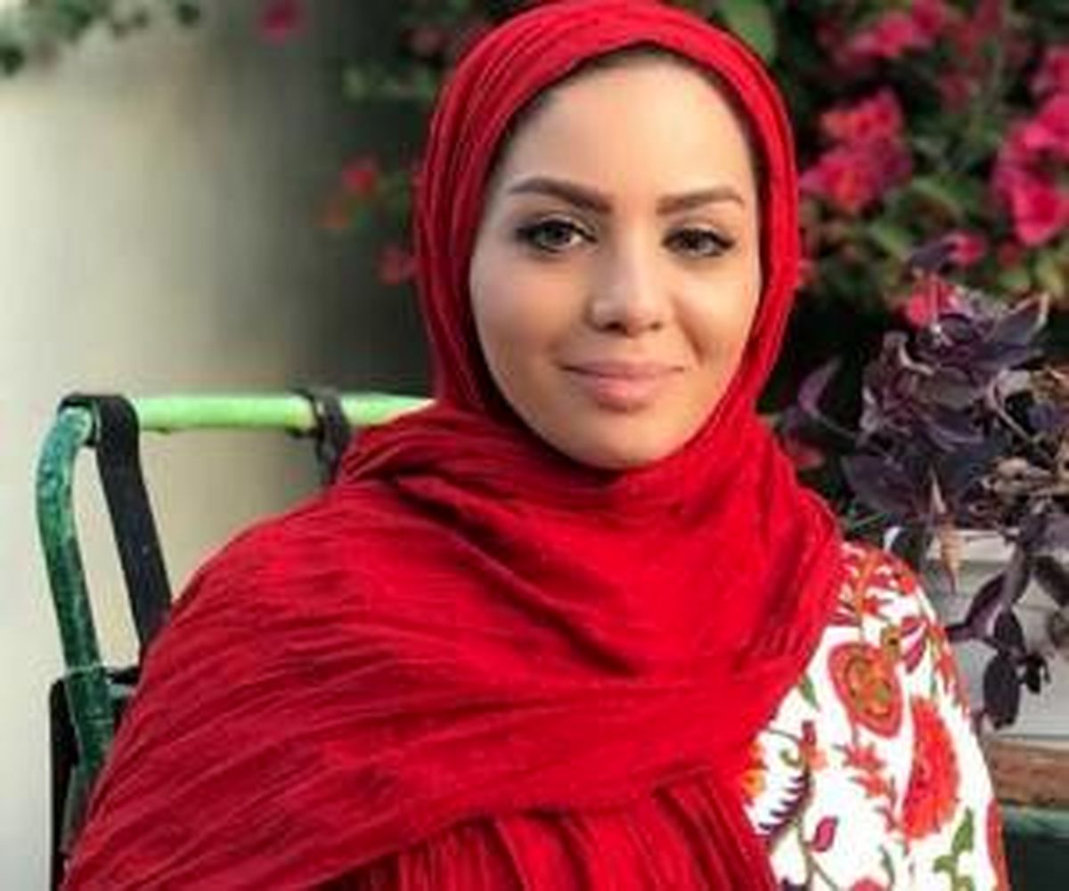 جدیدترین عکس های مبینا نصیری با لباس های رنگی رنگی