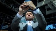 سلفی گرفتن گلزار با کت و شلوار + عکس