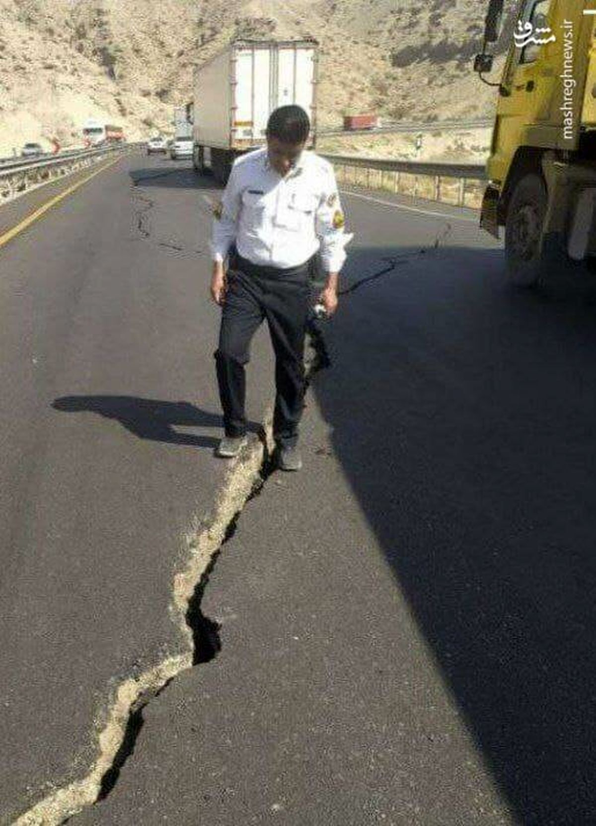 شکاف عمیق در آزادراه بندرعباس+ عکس