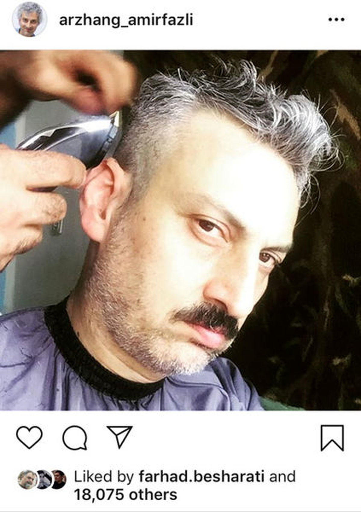کمدین مشهور در حال اصلاح موهایش + عکس