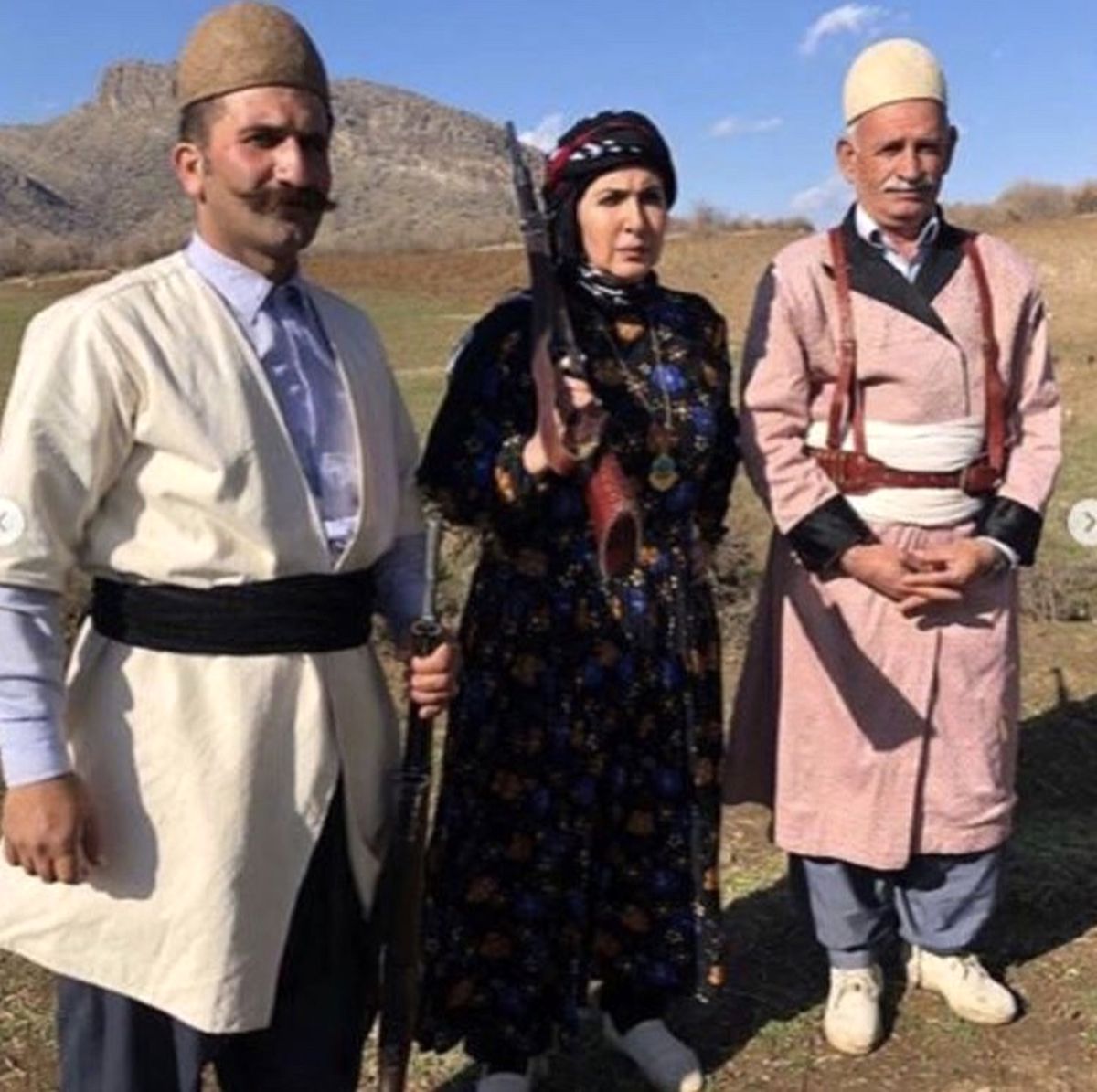 خانم بازیگر در کنار غیور مردان کردستانی + عکس