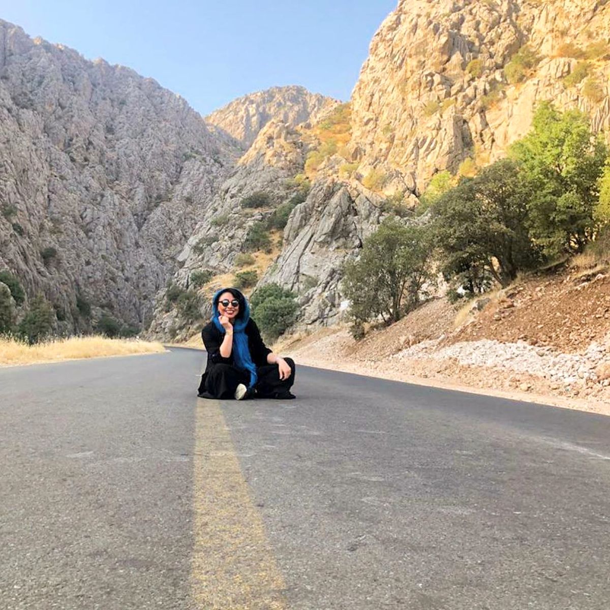 همسر جواد عزتی وسط خیابان مریوان+عکس