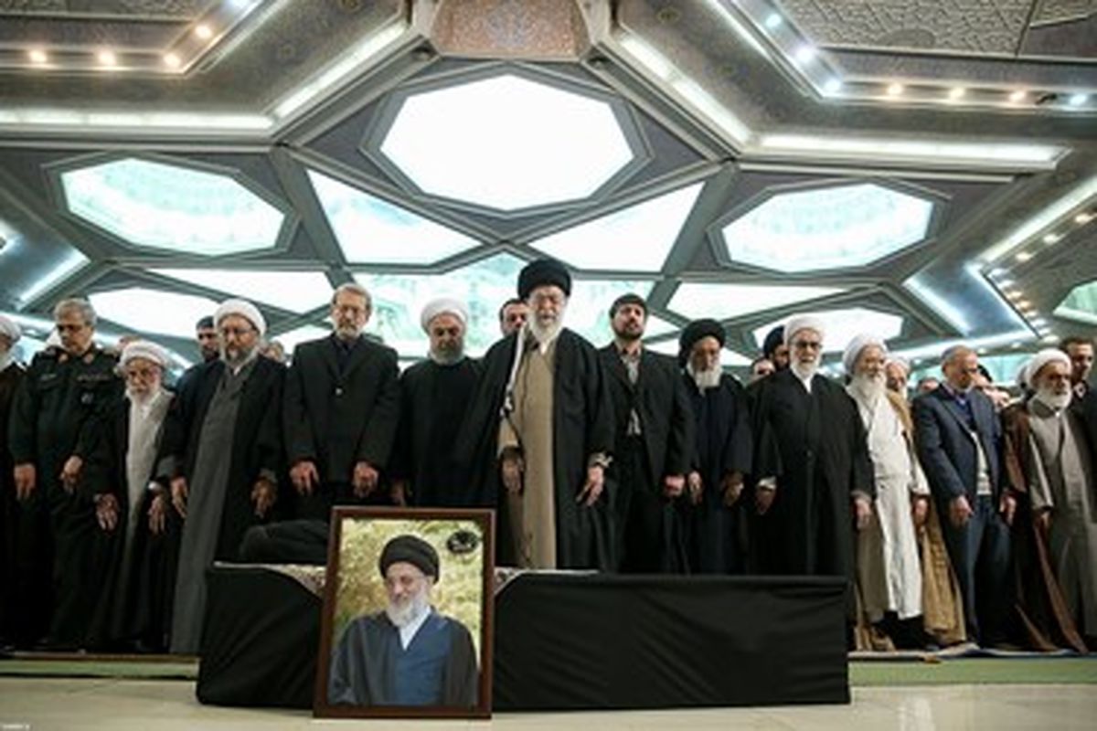 اقامه نماز بر پیکر آیت الله شاهرودی توسط رهبر معظم انقلاب اسلامی
