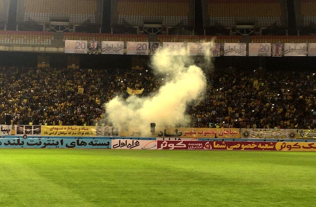 بازگشت ترقه‌های به یادماندنی به بازی سپاهان و پرسپولیس (عکس)