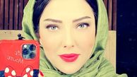 سلفی لیلا اوتادی در آیینه با گوشی میکی موسی اش + عکس