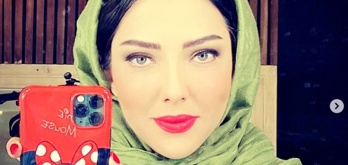 سلفی لیلا اوتادی در آیینه با گوشی میکی موسی اش + عکس