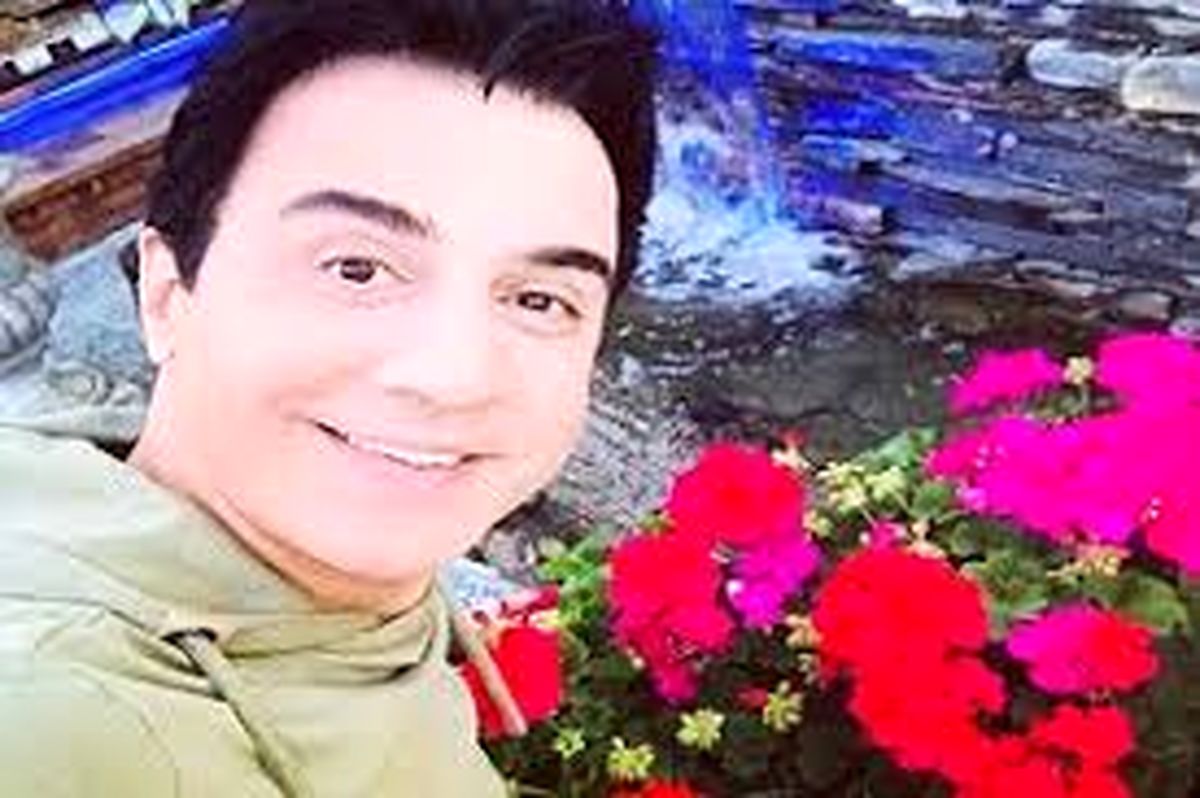  عموپورنگ در کنار خواننده سبیل قشنگ