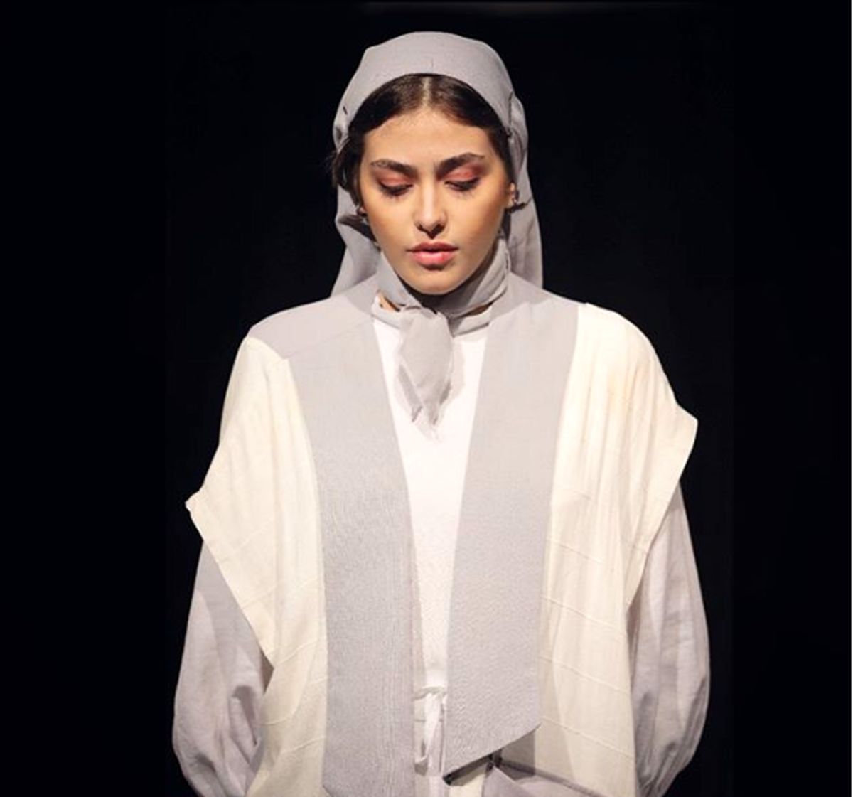 عکس سر به زیر ریحانه پارسا روی صحنه