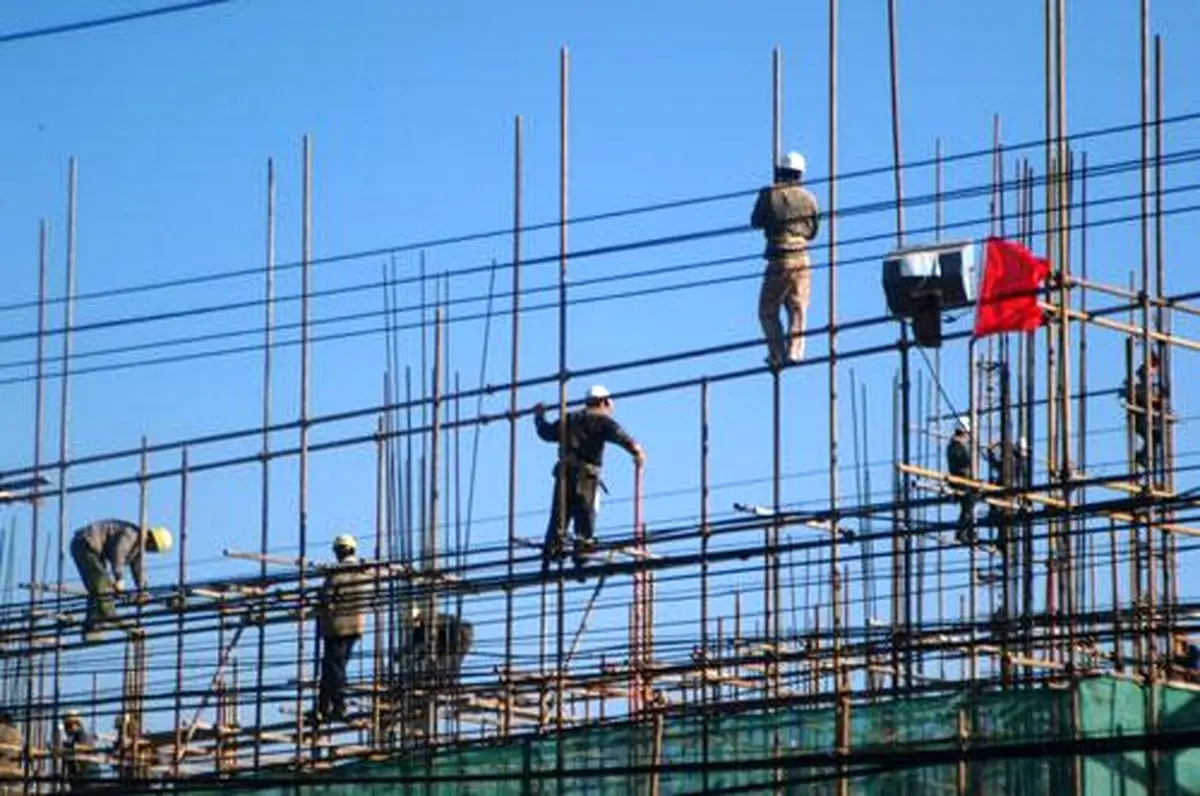 داربست‌های پایتخت به دست افغان‌ها پیچ می‌شود / درآمد میلیونی روی میله‌های مرگ