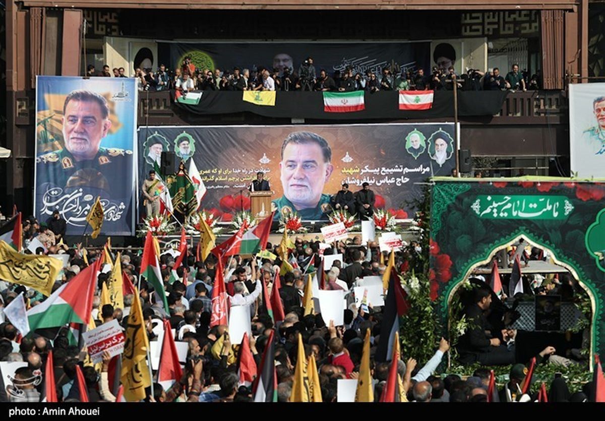 برگزاری مراسم تشییع شهید عباس نیلفروشان در میدان امام حسین(ع)