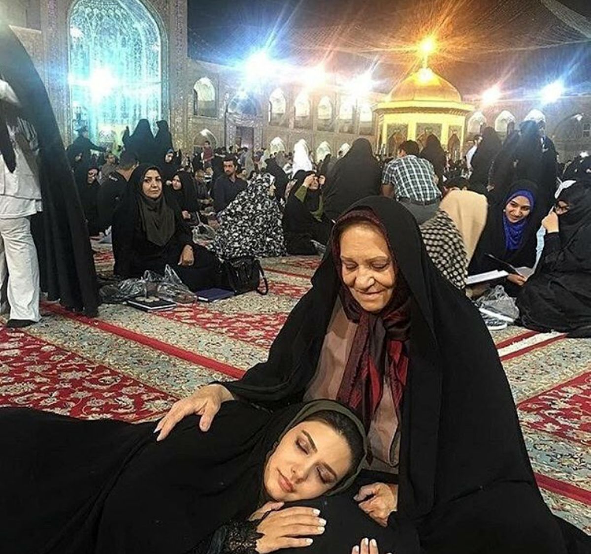 ژست متفاوت لیندا کیانی و مادرش در مشهد+عکس