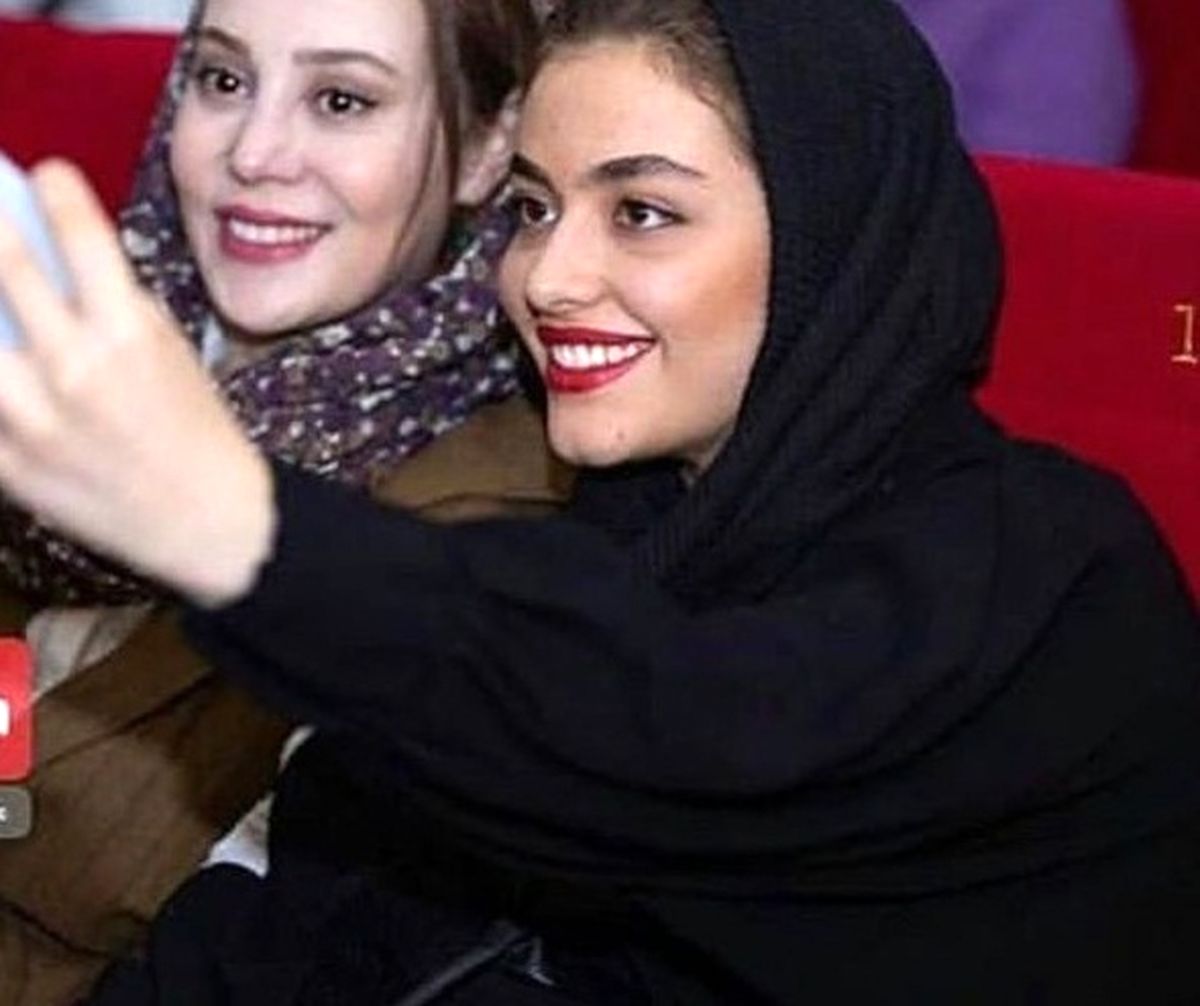 عکس خوشحال ریحانه پارسا در موزه سینما