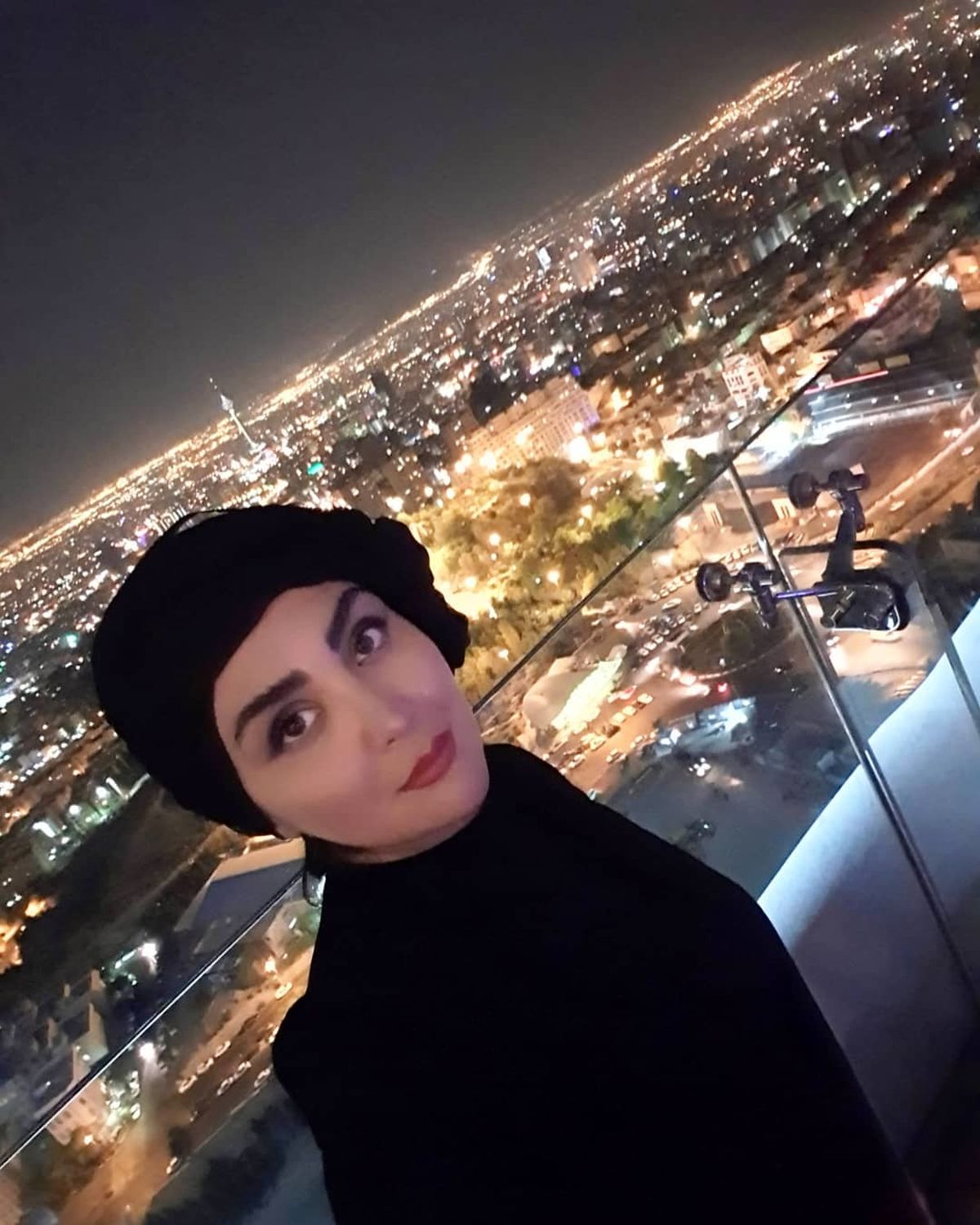 مریم معصومی با تیپ مشکی بر فراز تهران+عکس