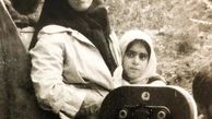 عکسی قدیمی از غزل شاکری و مادر مرحومش 