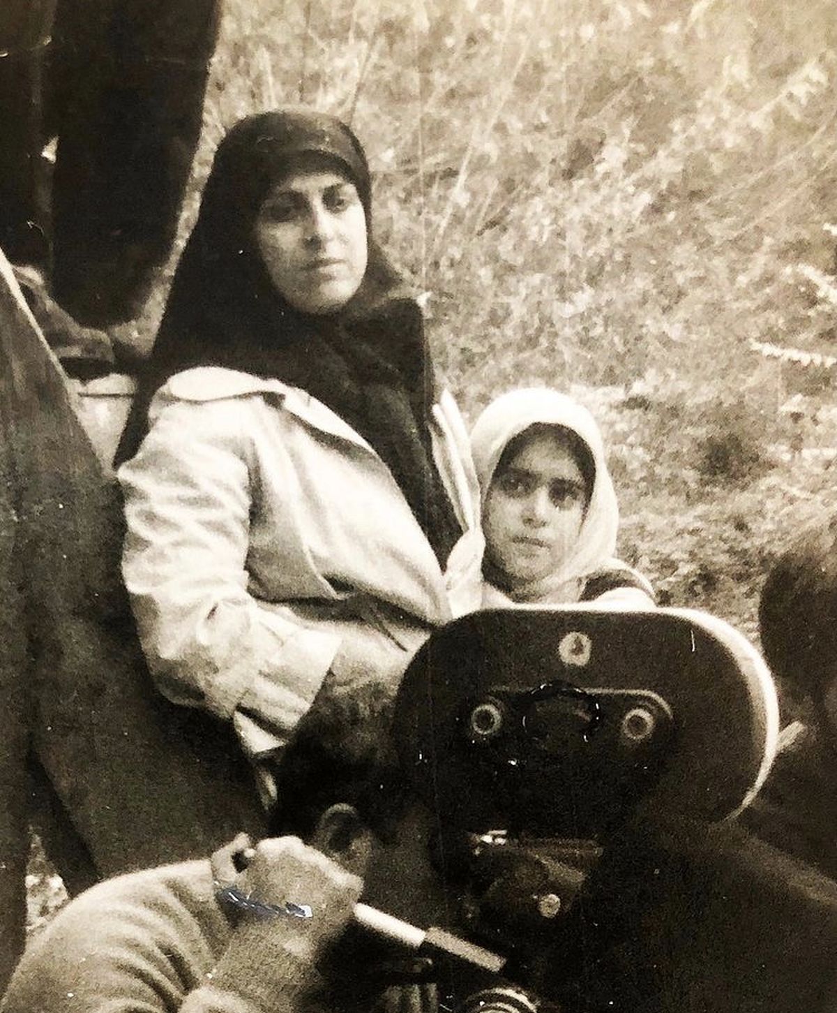 عکسی قدیمی از غزل شاکری و مادر مرحومش 