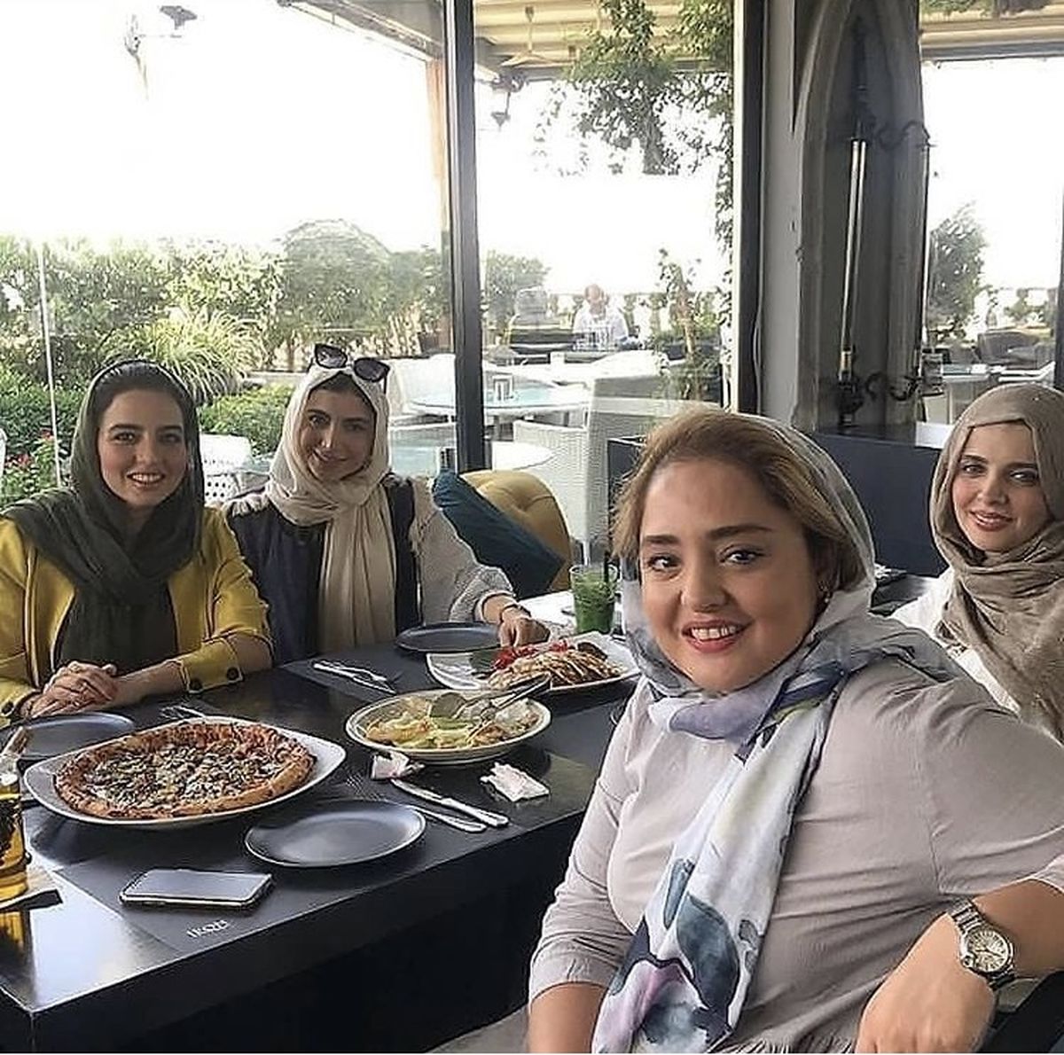 دورهمی نرگس محمدی با دوستانش در رستوران + عکس