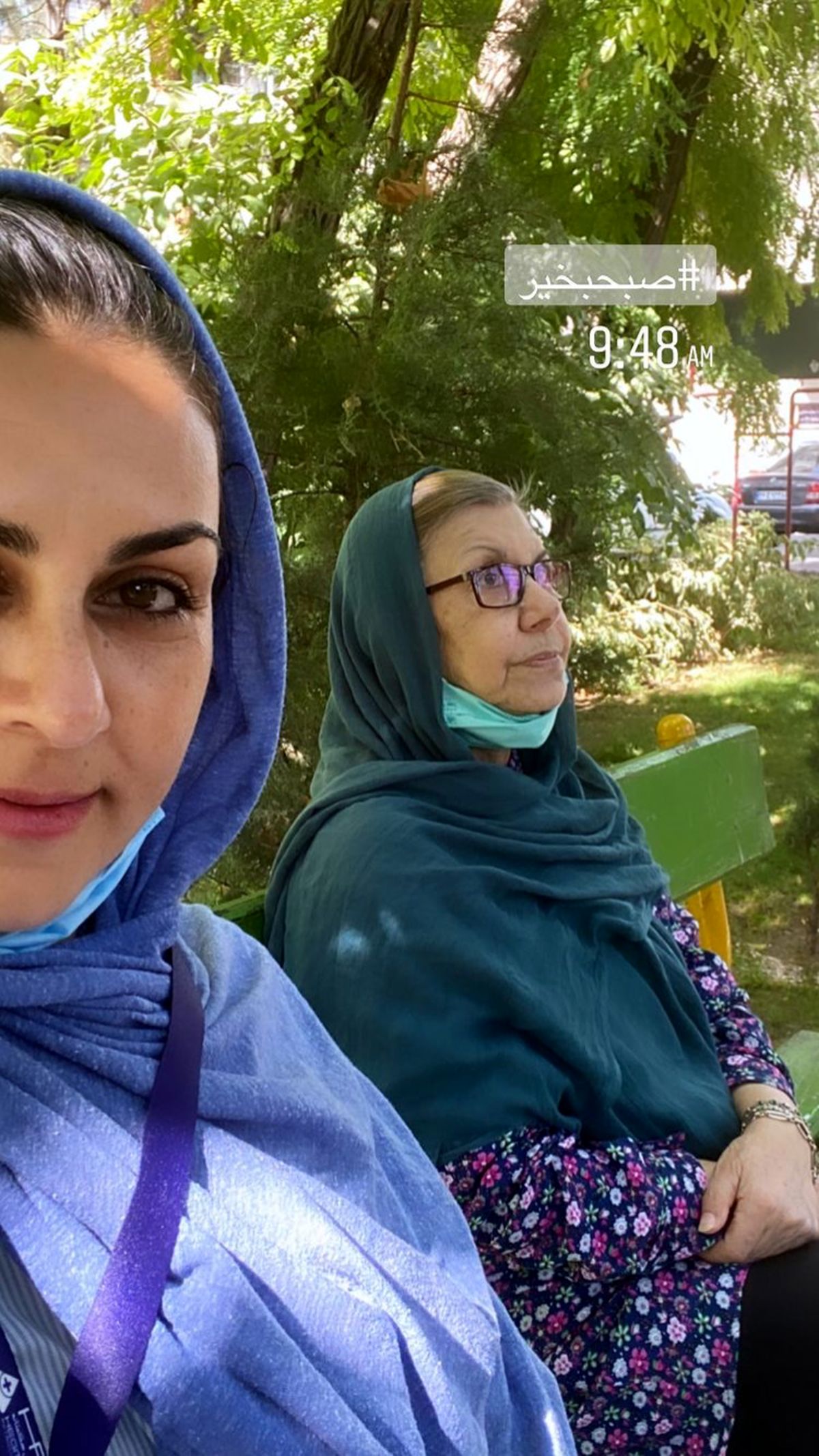 تفریحات سر صبحی خانم بازیگر با مادرش در پارک + عکس