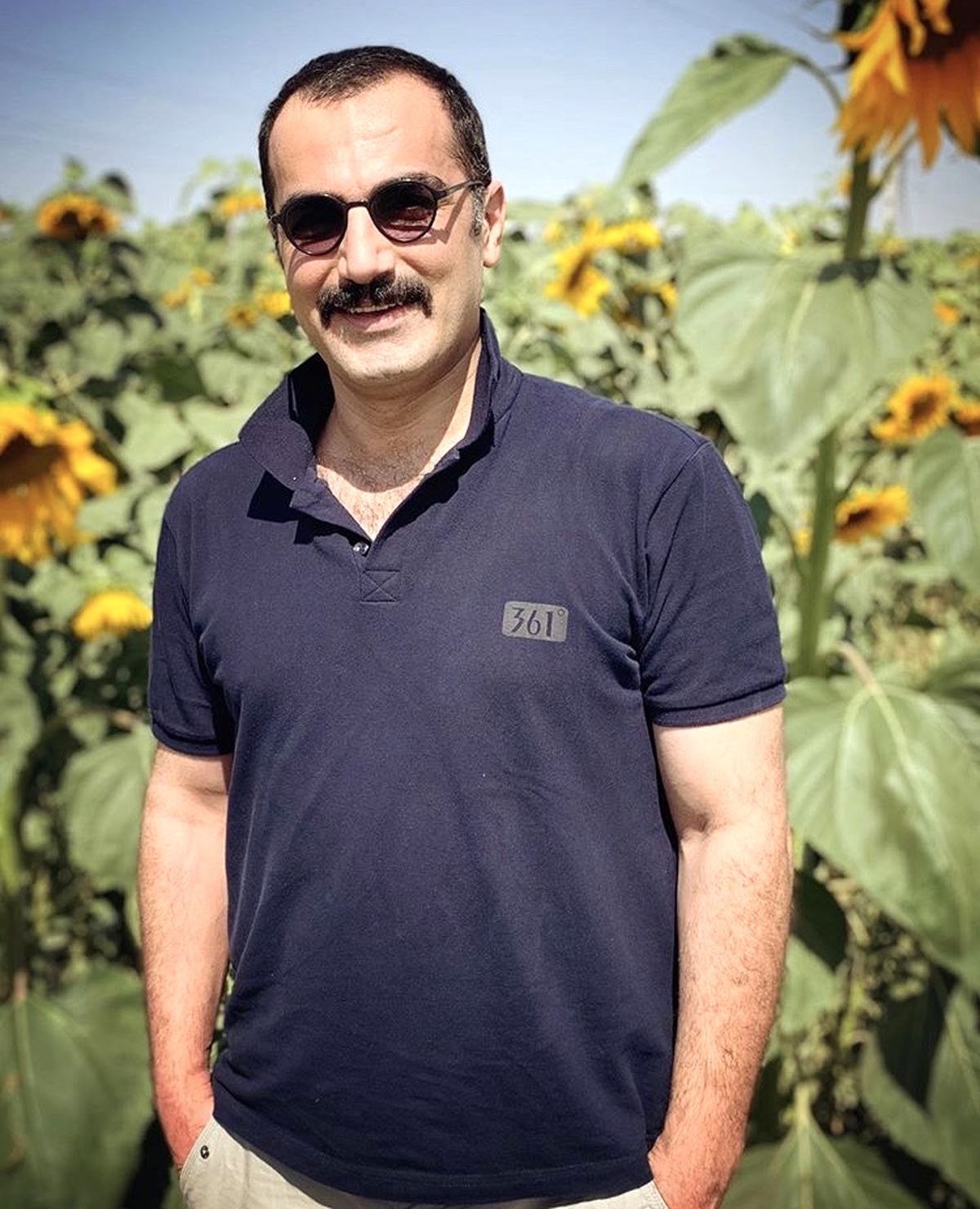 آقای بازیگر در مزرعه آفتابگردان + عکس