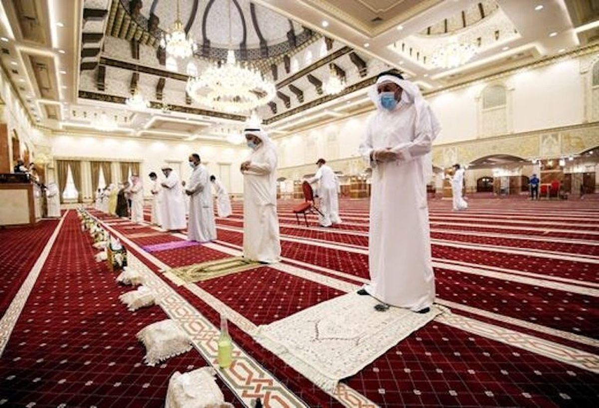 فاصله گذاری کویتی ها در نماز جماعت