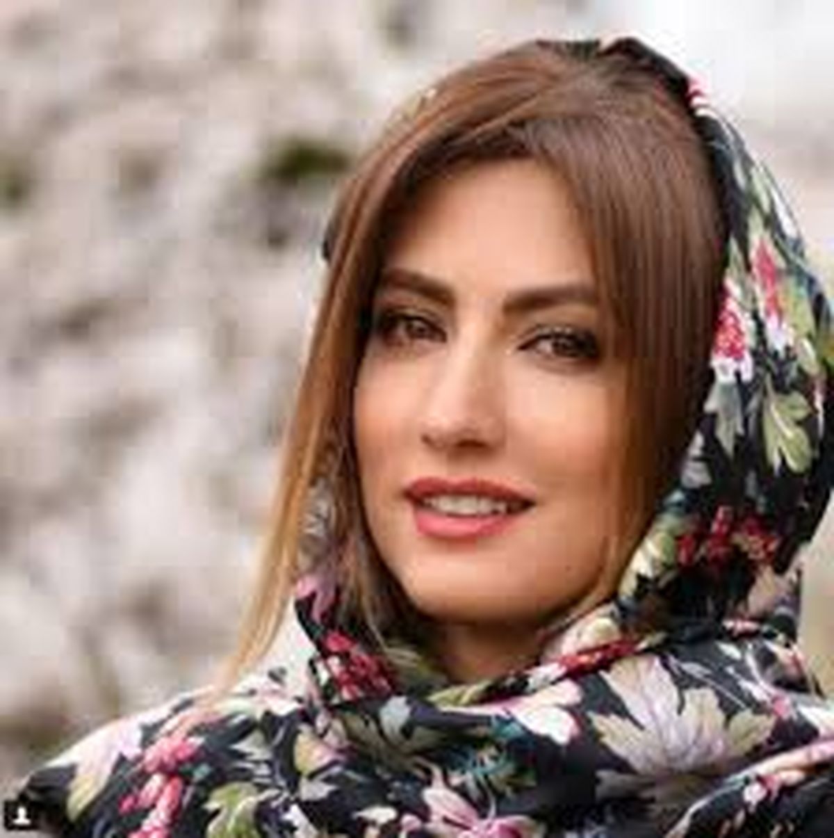 سمیرا حسینی با چارقد بهاری /عکس