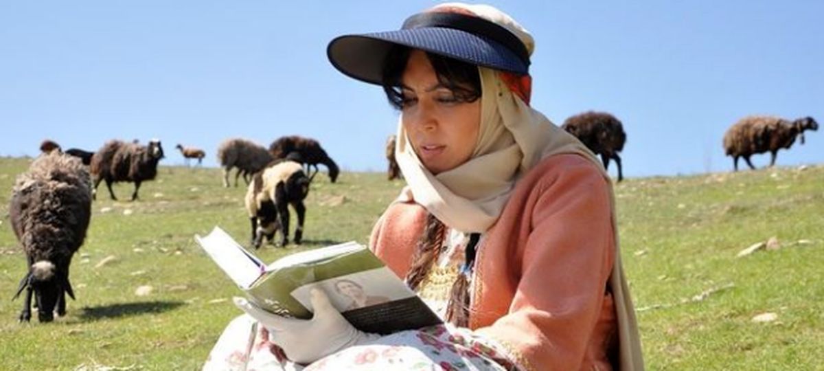 کتابخوانی لیلا بلوکات در دل طبیعت + عکس