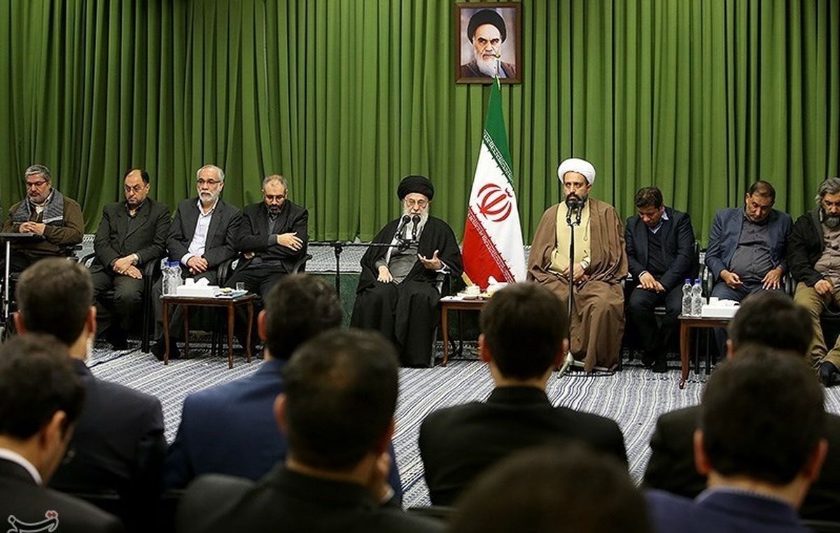 شعرخوانی طنز محمدحسین مهدویان با محوریت «تولید داخلی» در دیدار شاعران با رهبر انقلاب/ فیلم
