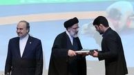 اهدای مدال قهرمانان کشتی به آستان قدس رضوی/عکس