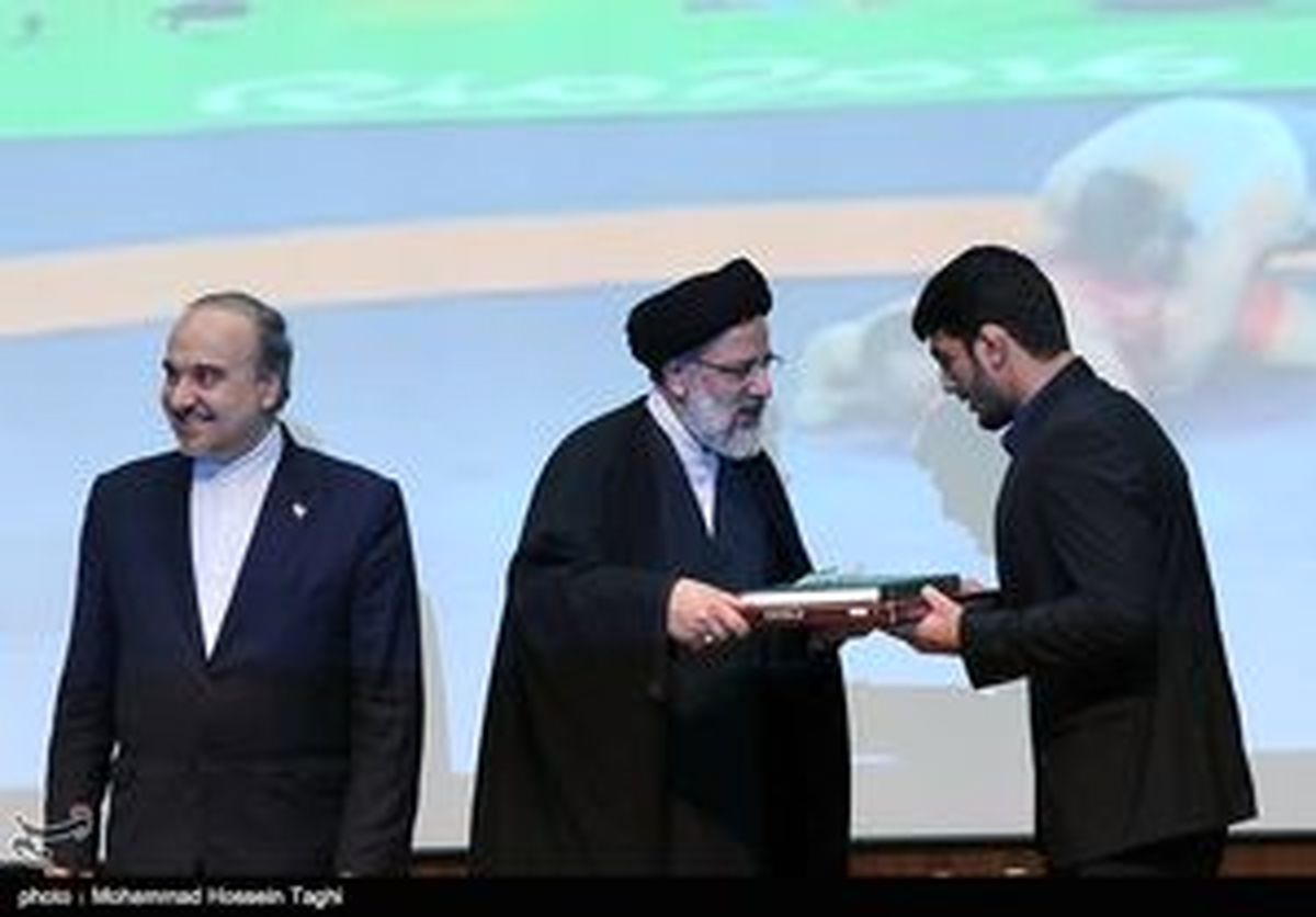 اهدای مدال قهرمانان کشتی به آستان قدس رضوی/عکس