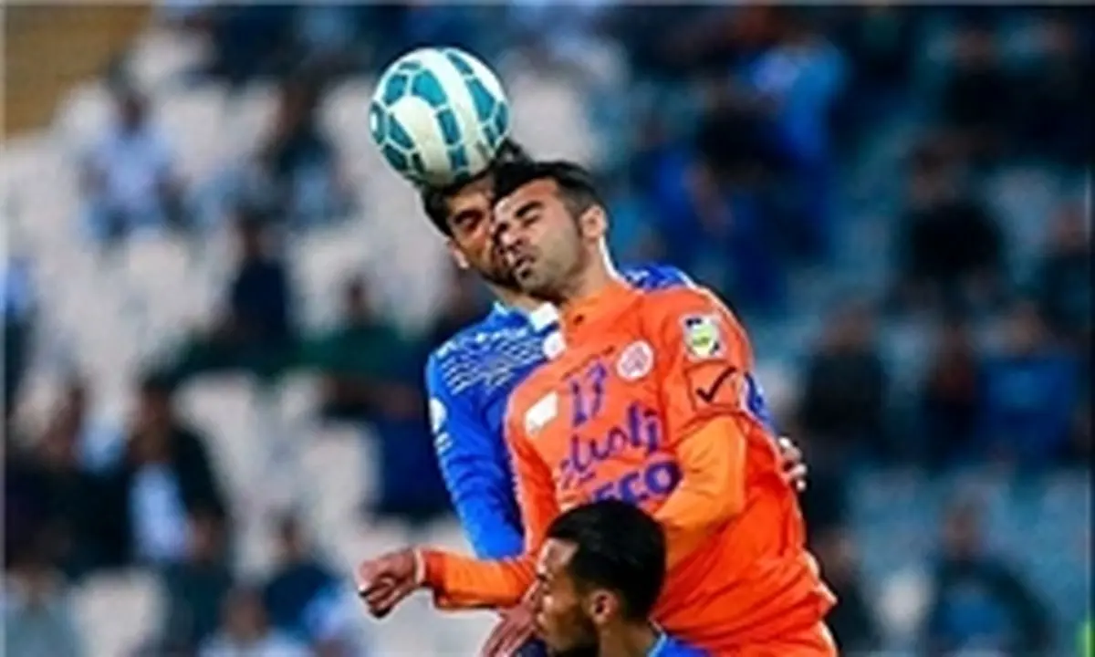 حضور لک با شال قرمز در آزادی+عکس