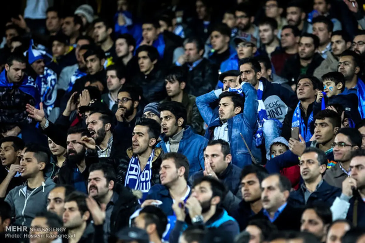 تماشاگران استقلال به داور توهین کردند