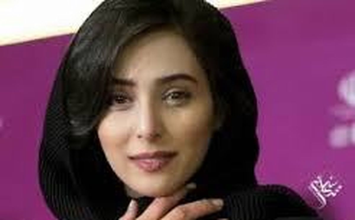 اناهیتا افشار خوشحال و خندان در کنار همکارانش/عکس