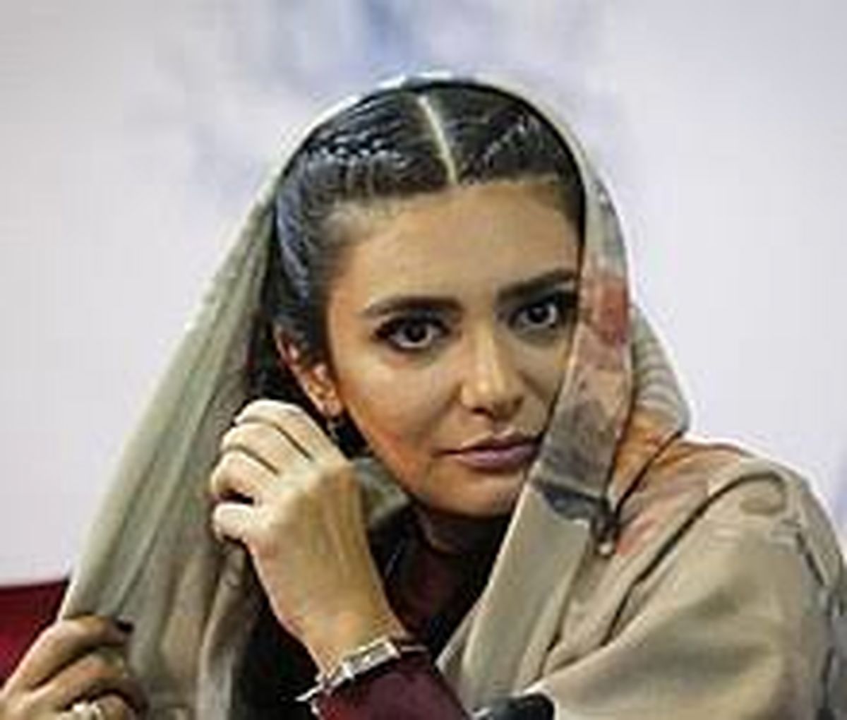لیندا کیانی بر سر مزار فروغ فرخ زاد/عکس