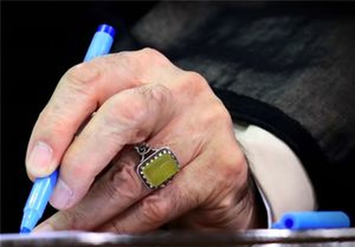 جایزه دادن با پول بازیکنان چه حکمی دارد؟