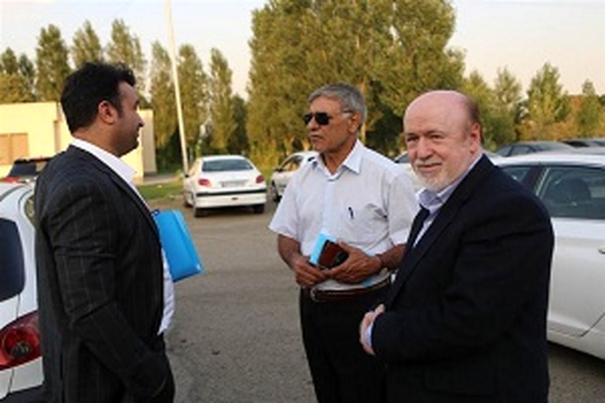 استقلال تهران به رنگ آبی کبود 