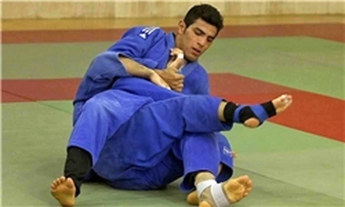 پیشکسوت جودو لباس‌هایش را در حیاط خانه آتش زد