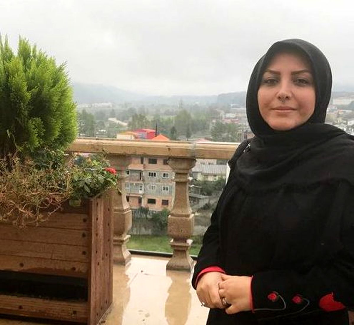 گوینده خبر هنگام اجرای زنده دچار حادثه شد+عکس و فیلم