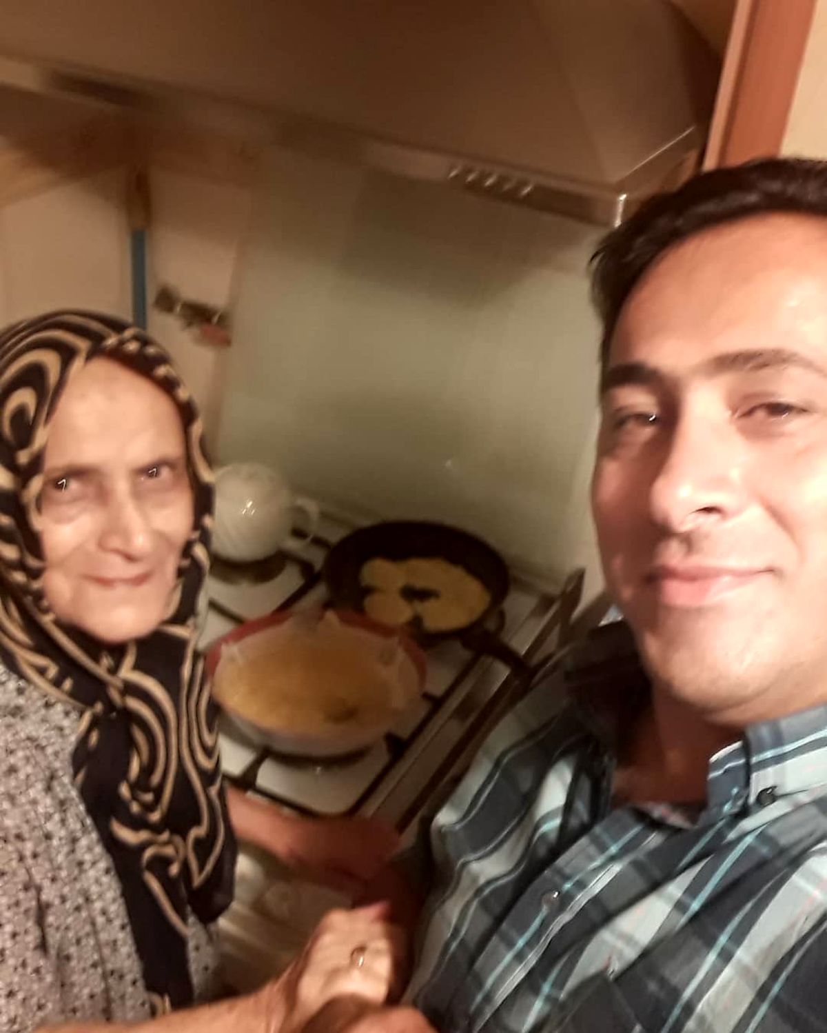 داود عابدی و مادرش با غذای مورد علاقه اش+عکس