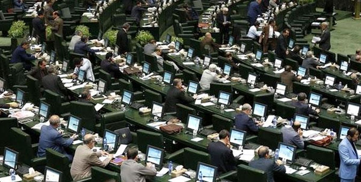 جامعه با نقدینگی دست‌وپنجه نرم می‌کند