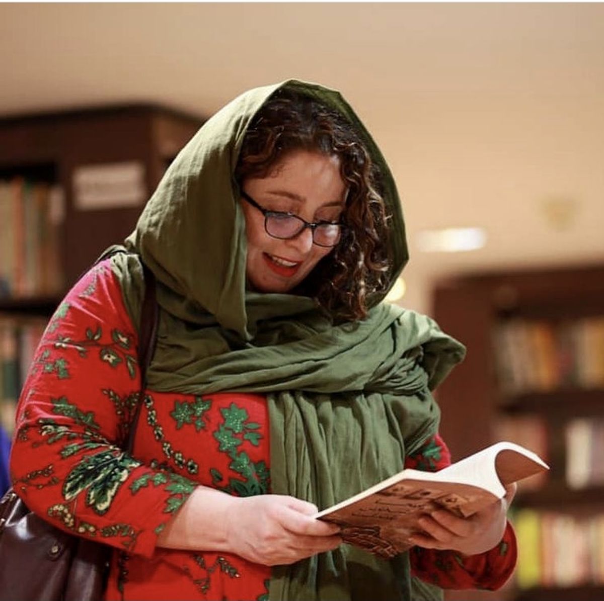 ژاله صامتی در یک کتابخانه + عکس