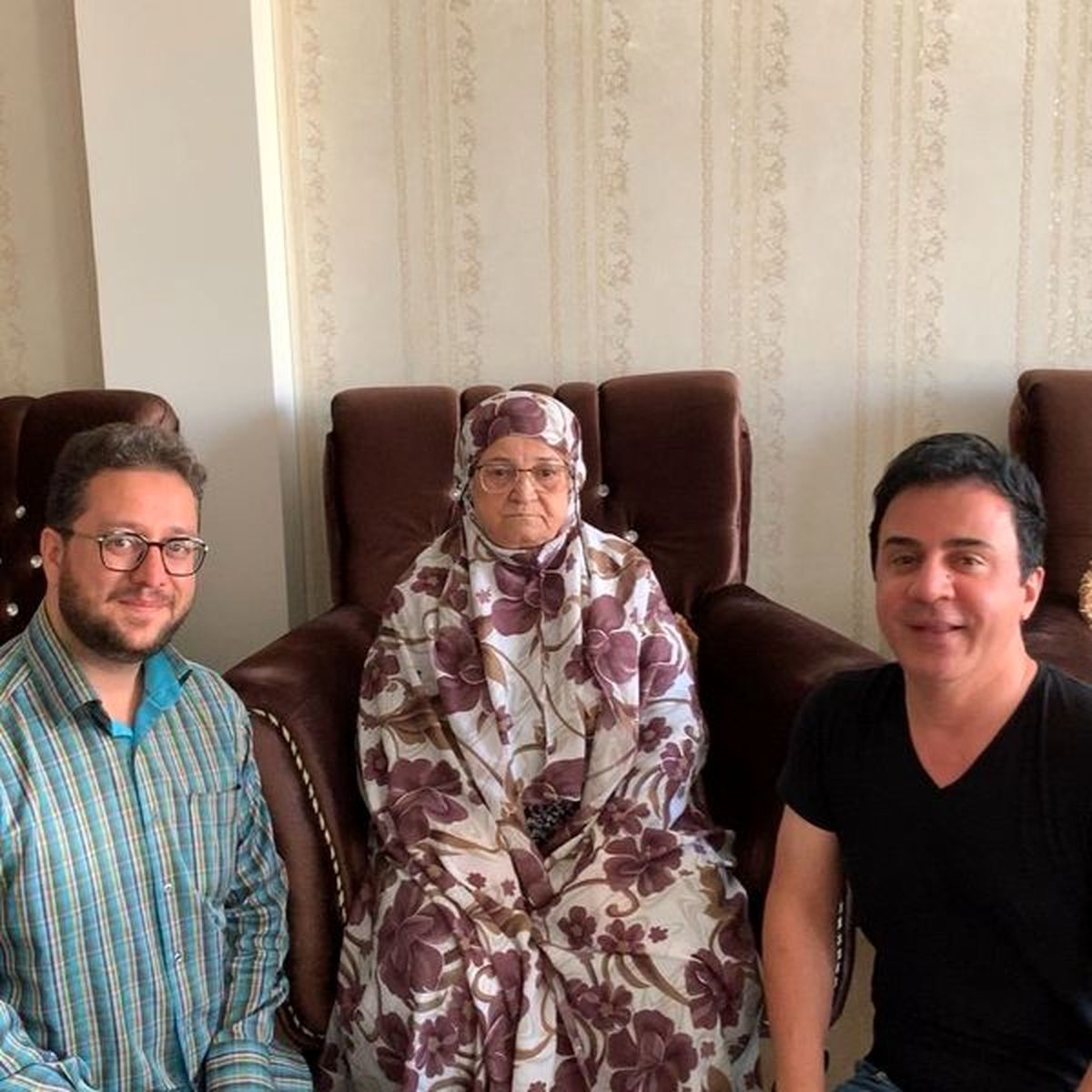 سید بشیر حسینی در خانه آقای مجری و مادرش + عکس
