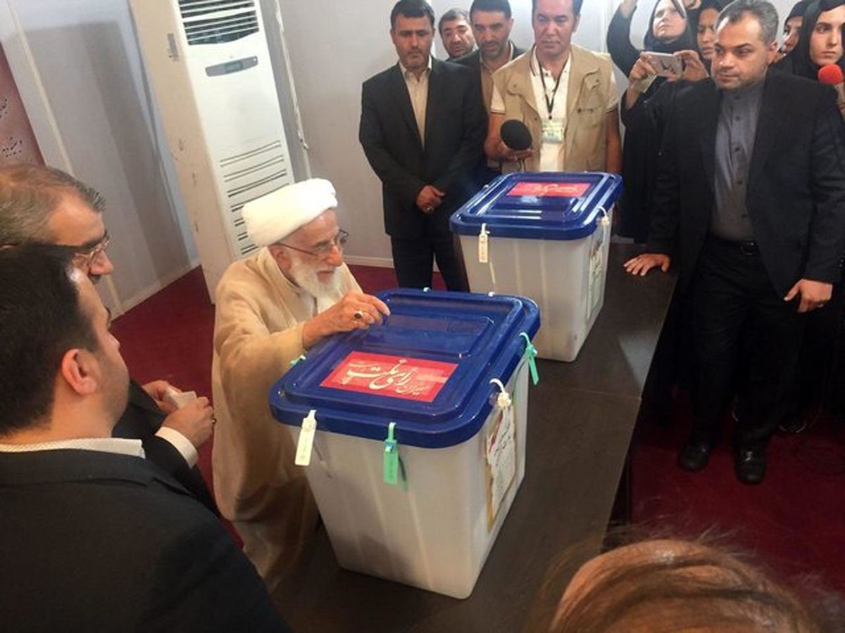احمد جنتی رای خود را به صندوق انداخت