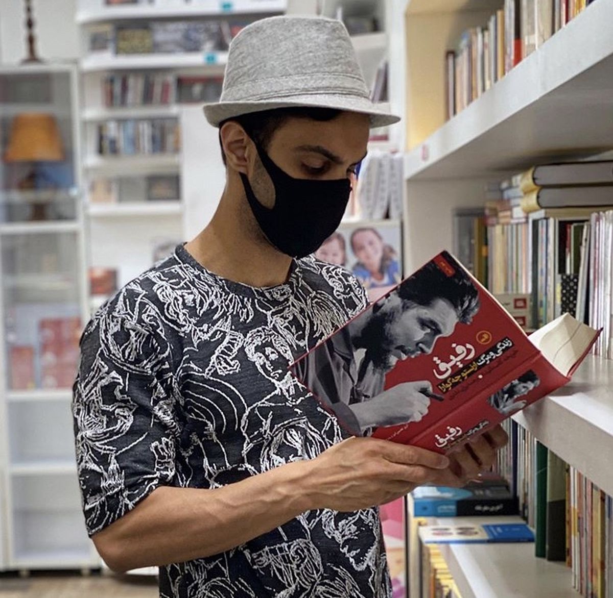 حضور مهدی‌ ماهانی در یک کتابفروشی + عکس