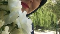 آزاده نامداری در میان گلها + عکس