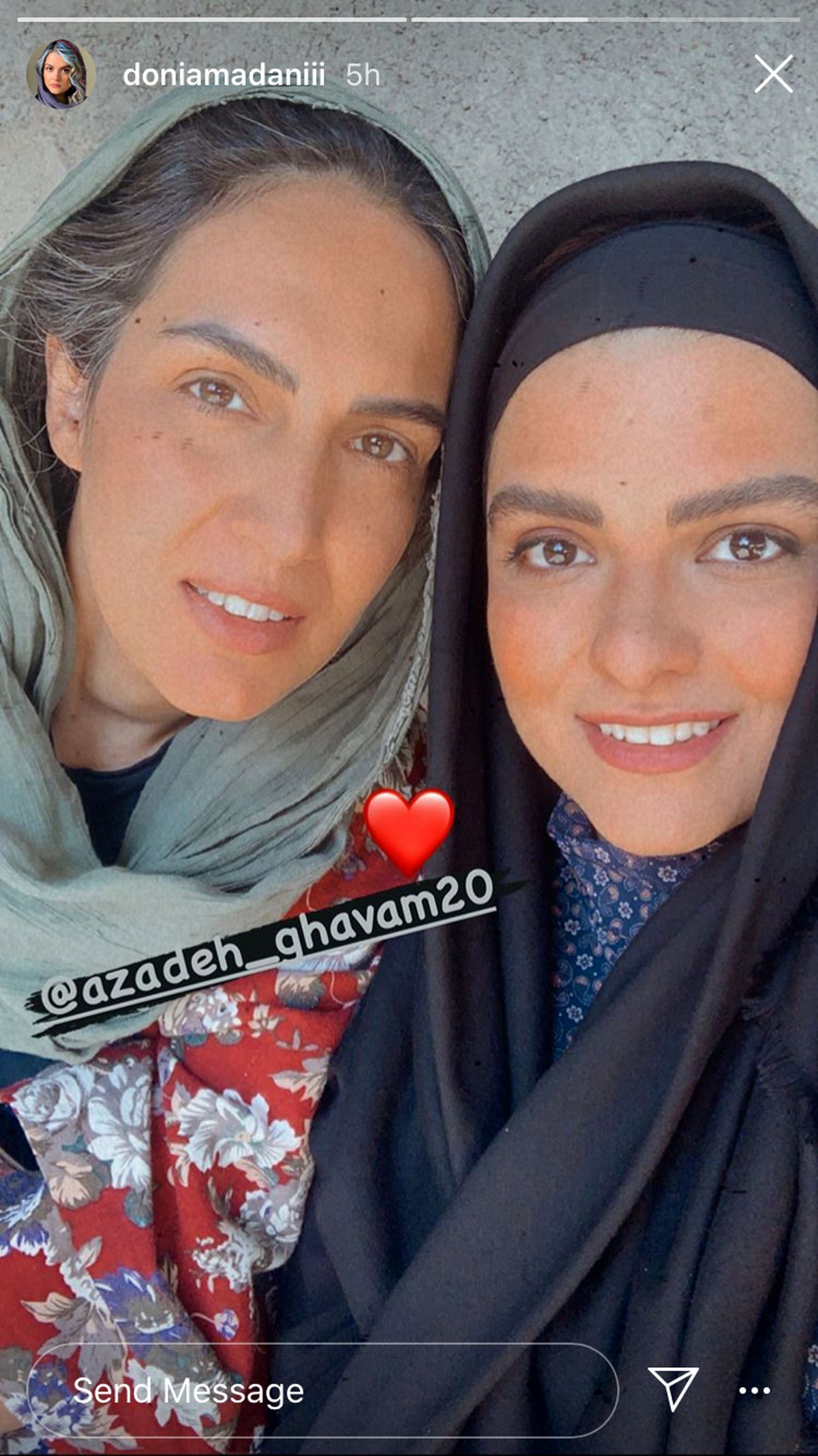سلفی دنیا مدنی با دوستش + عکس