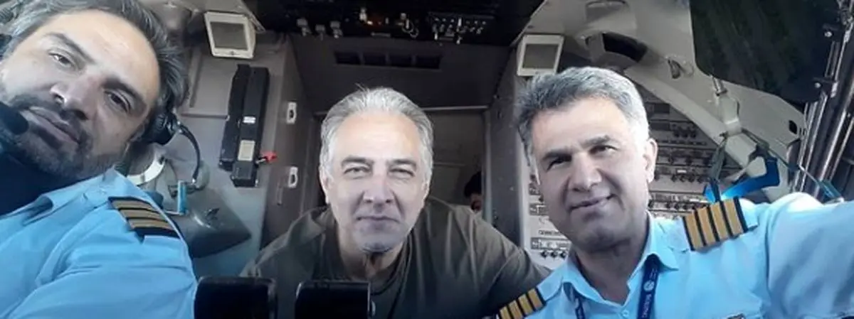 ایرج نوذری داخل کابین هواپیما در کنار دوستان کاپیتانش + عکس