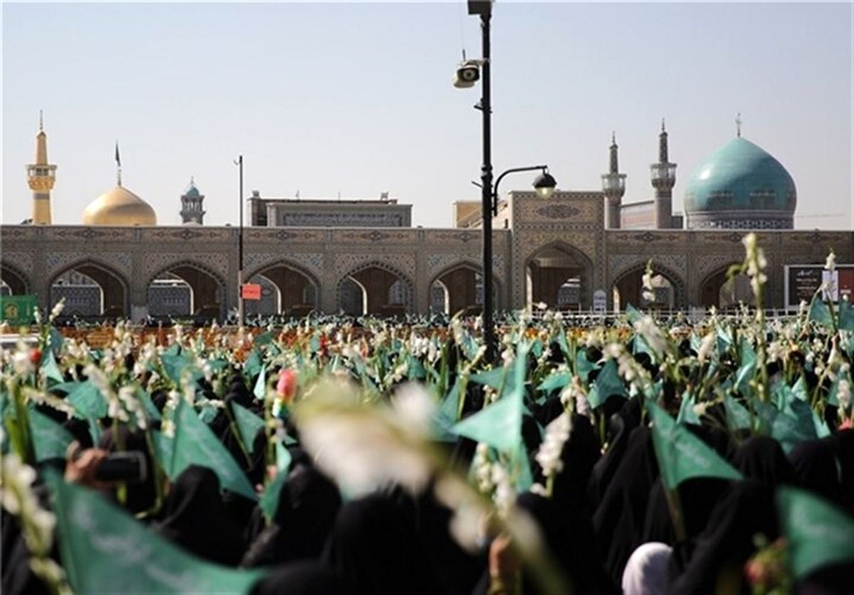 حرم مطهر رضوی در سالروز ولادت حضرت معصومه(س) گلباران شد