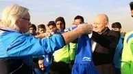 شال آبی‌رنگ معروف به سفیر آلمان اهدا شد