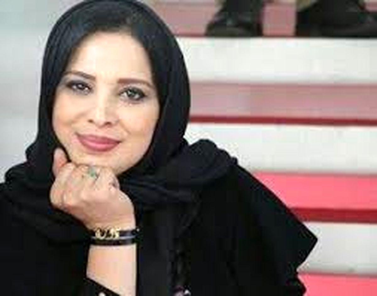 روشنک عجمیان مثلا حواسش به گوشی است!