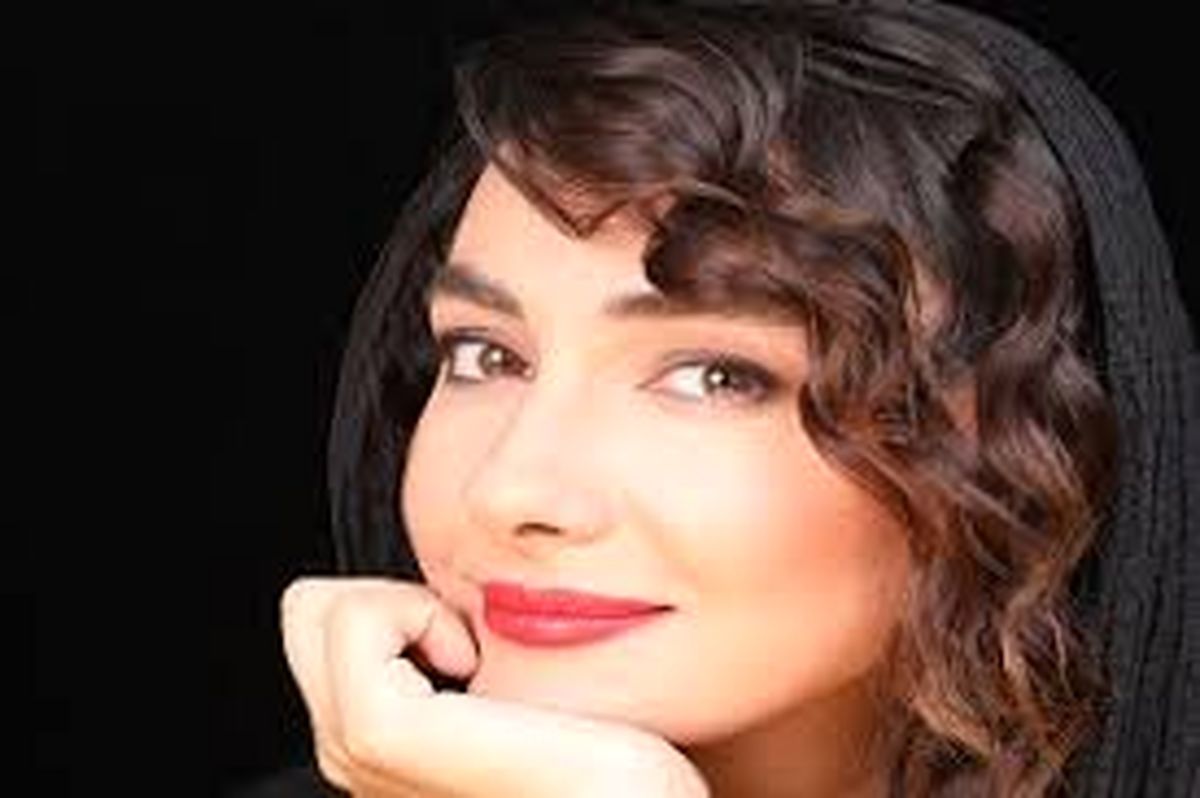 هانیه توسلی با لباس روستایی رو به دریا/عکس